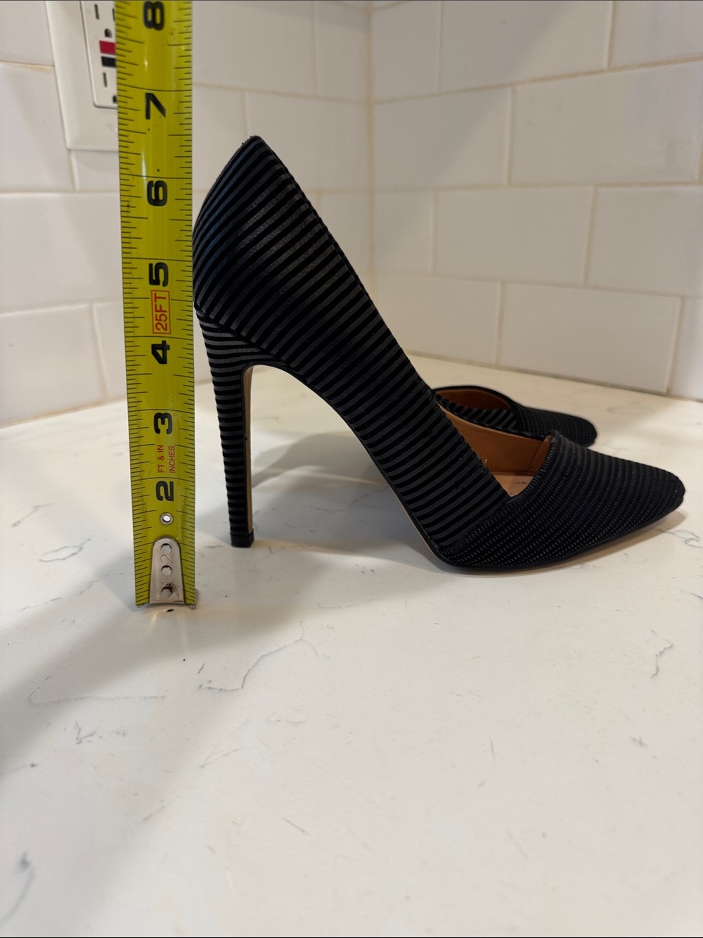 Express Black Ribbed Pointed Toe Pumps Size: 7 - Picture 4 of 12